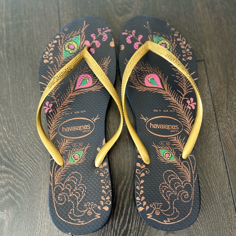 Havaianas Women's Black and Gold Sandals